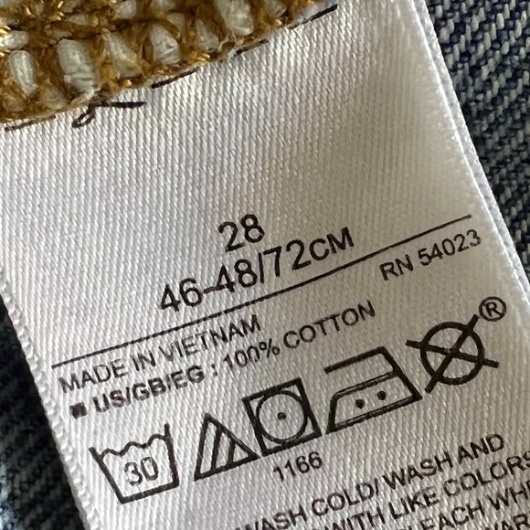 GAP High Rise 3” Short Light Indigo Distressed Frayed Hem Jean Shorts Size 28 - Picture 6 of 10